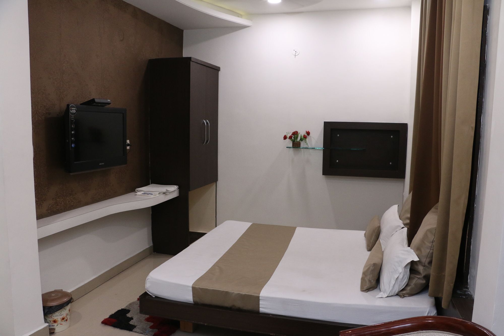 Hotel Shalimar Deluxe Bhopal Exteriör bild